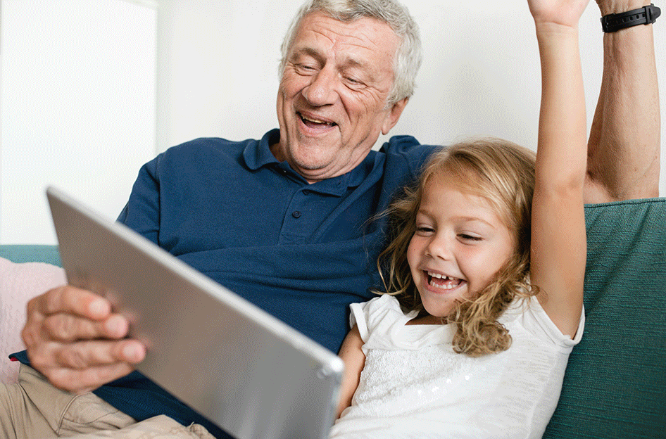 Unterschiedliche Personen spielen fröhlich mit der App.