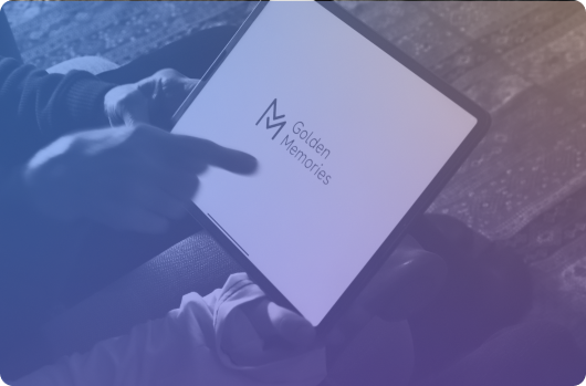 Zwei Personen halten ein Tablet in der Hand auf dem der Startscreen der App zu sehen ist.